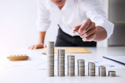 工作在圖表文檔中的商人財(cái)務(wù)報(bào)告和分析計(jì)算成本與計(jì)算器在辦公桌和其他對(duì)象周圍, 頂部視圖工作區(qū)和空白屏幕智能手機(jī)